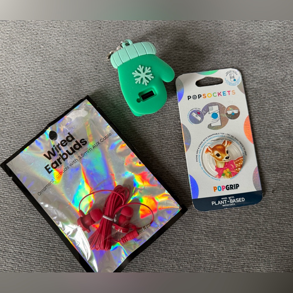 PopSocket PopGrip Deer Design w/Green Mitten keychain charger  Red Wired Earbuds